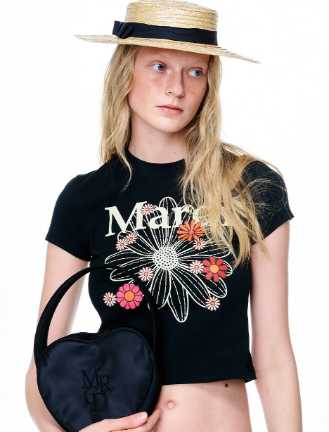 マルディ 店舗 黒の魅力が開花し、様々な夏のスタイルへと導くプリントTシャツ！